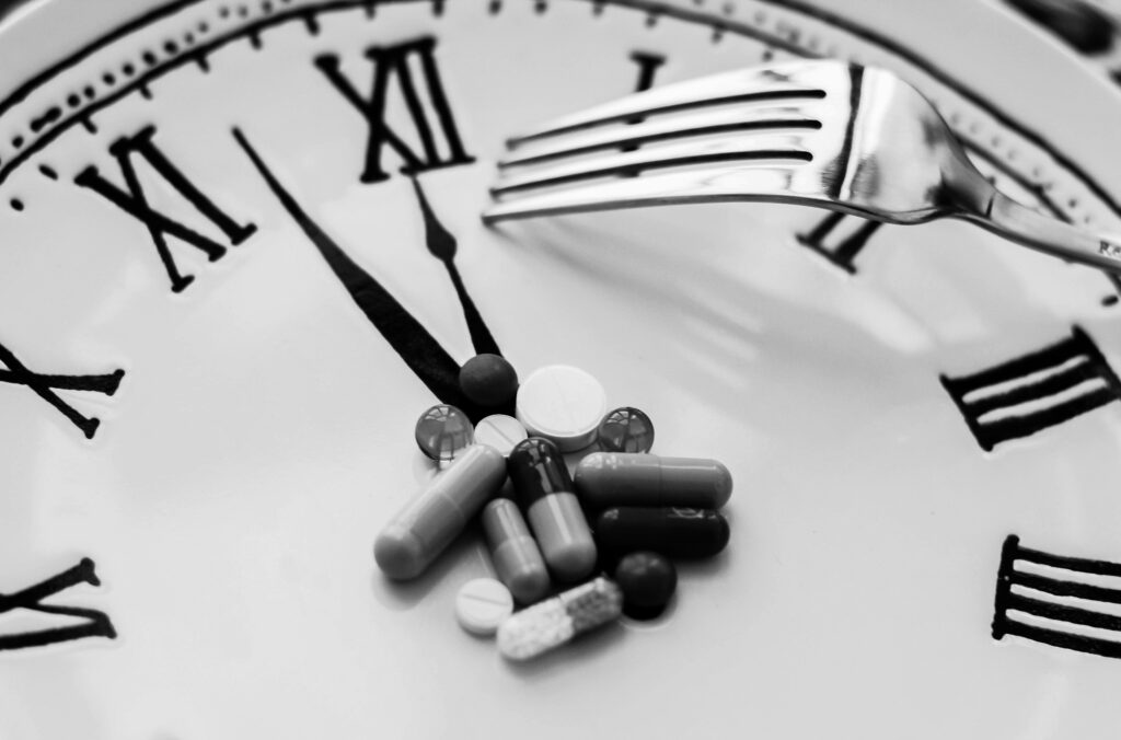 white round analog wall clock representing 16:8 intermittent fasting time window methods